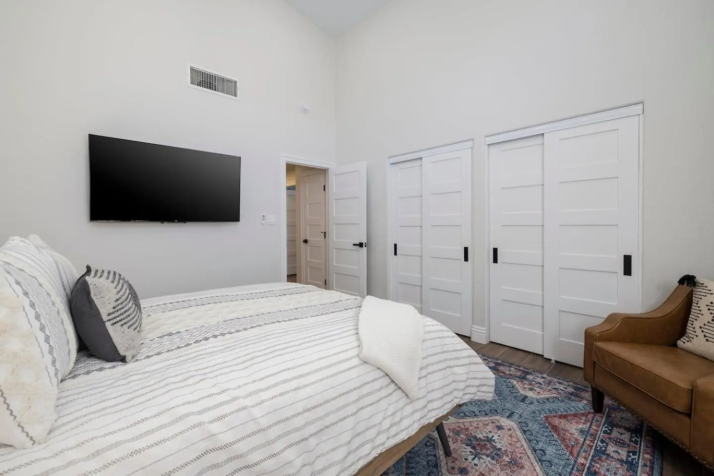 Brand New Listing Modern Hacienda Home Heated Pool Las Vegas Nyaraló